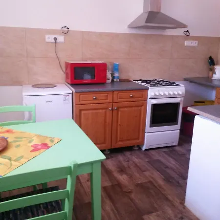 Lägenhet Relax Apartman Bustehrad